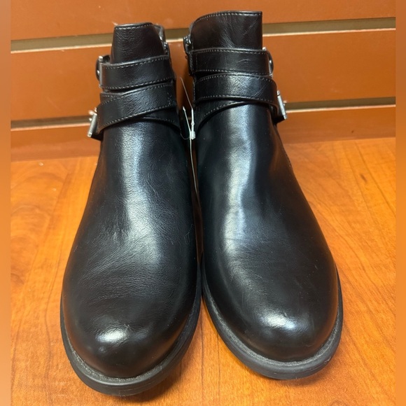 Yuu Black Ankle Booties with Straps - Picture 2 of 13